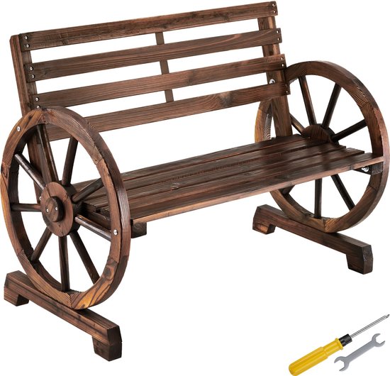 Zijaanzicht van een donkerbruine houten tuinbank met wagenwielontwerp. Bevat een schroevendraaier en moersleutel.