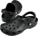 Deux sabots Crocs noirs, l'un devant, l'autre à l'arrière, tous deux avec bride.