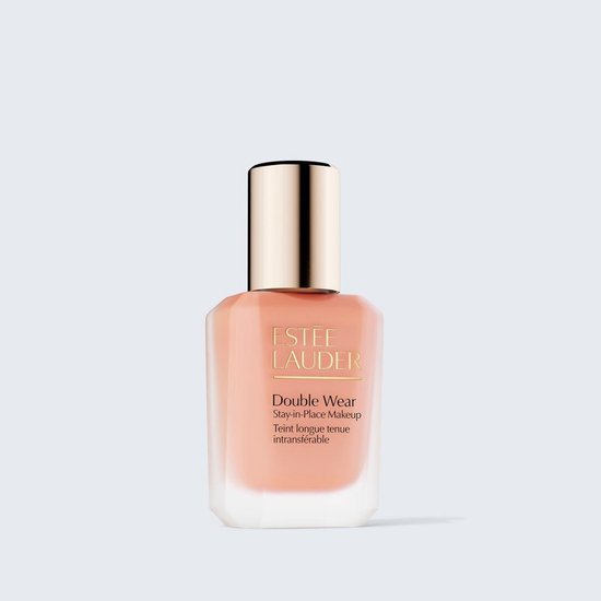 Estée Lauder Double Wear foundation in een flesje met gouden dop. De kleur is perzikkleurig.