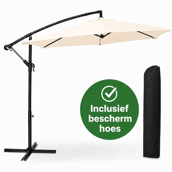 Creme zweefparasol met zwarte voet en een zwarte beschermhoes op een witte achtergrond.