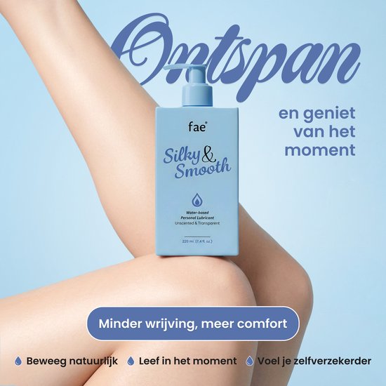 Een blauwe fles met "Silky & Smooth" staat tegen benen. Tekst: "Ontspan en geniet".