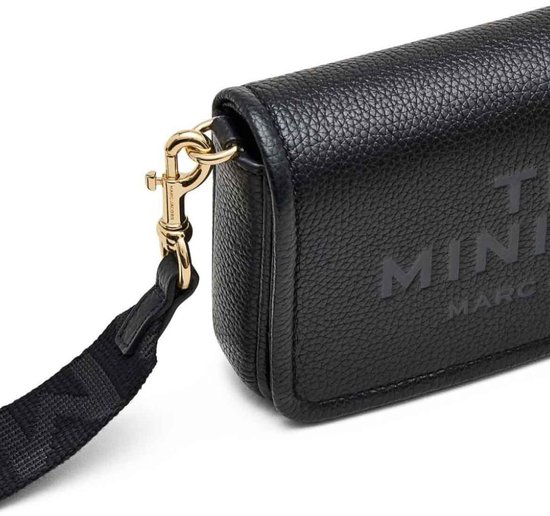 Zwarte leren Mini Bag van Marc Jacobs met gouden details.