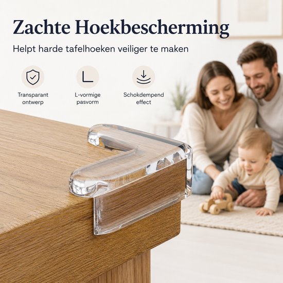Transparante L-vormige hoekbescherming op een houten tafel, met een gezin op de achtergrond.