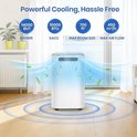 Witte mobiele airco in een moderne woonkamer, met tekst over krachtige koeling en specificaties.