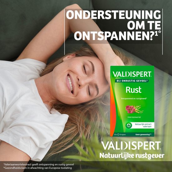 Vrouw rustend op een bank, met Valdispert Rust verpakking. Natuurlijke rustgever.