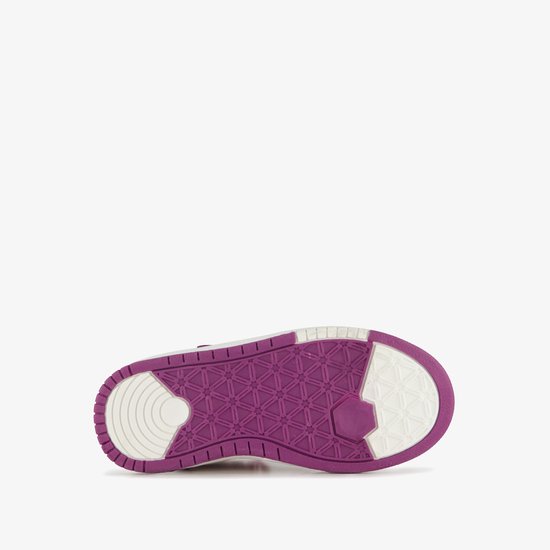 Onderkant van de Blue Box sneaker met een paarse zool voorzien van een geometrisch profiel.