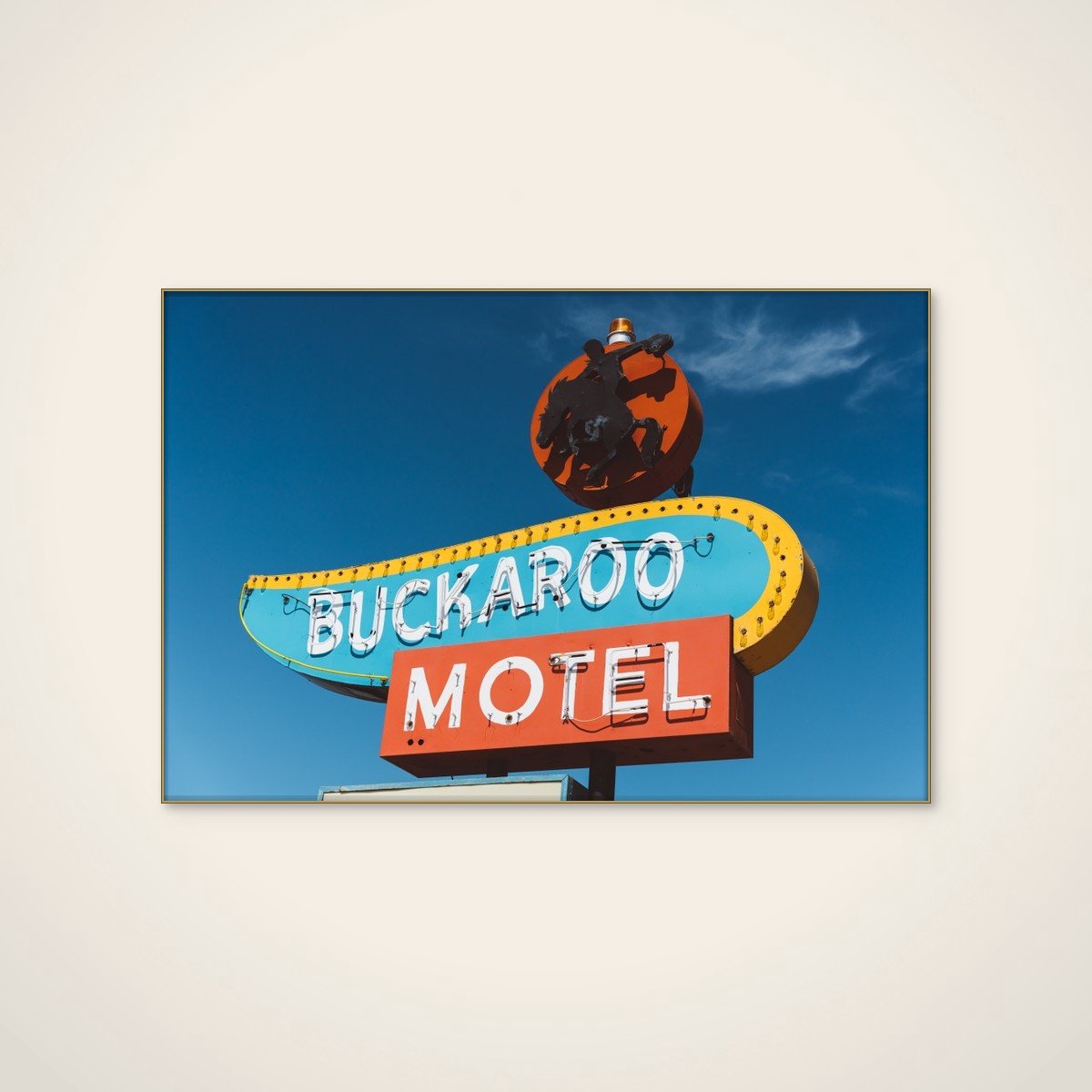 Akoestisch schilderij - 90 x 60 cm - Buckaroo Motel Neon Sign van Bethany Young - Abstracte wanddecoratie - goud textielframe