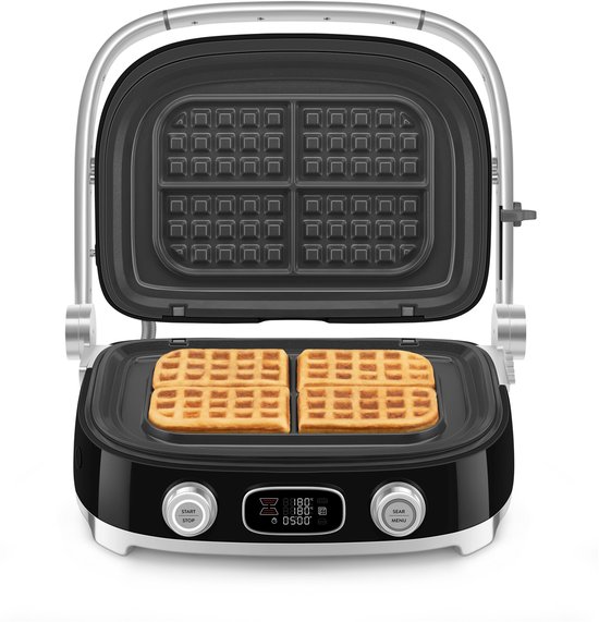 Zwarte contactgrill met vier goudbruine wafels op het rooster.
