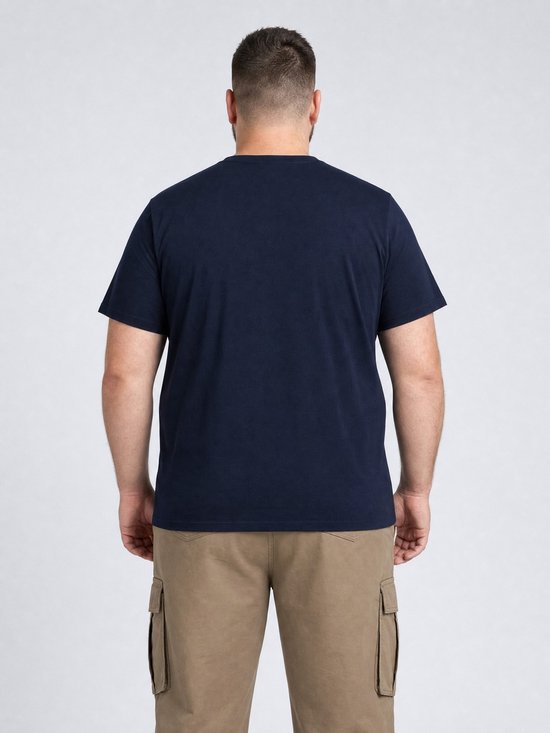 Man, achterkant van een donkerblauw t-shirt met korte mouwen, gedragen met cargobroek.