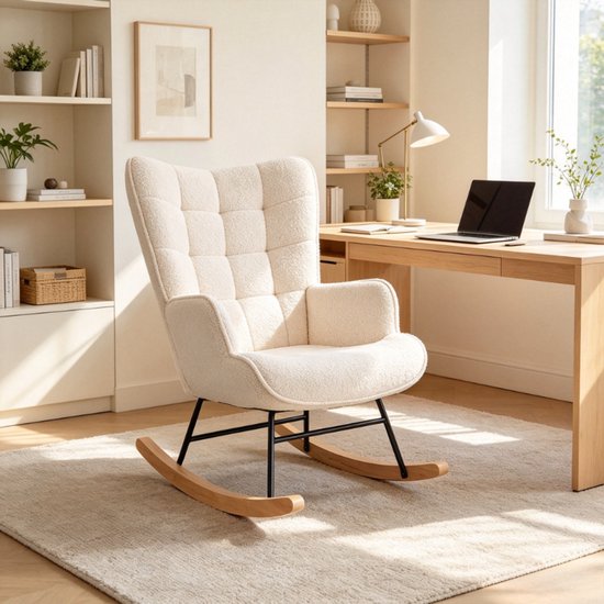 Fauteuil à bascule crème en tissu teddy, dossier capitonné et base incurvée en bois.