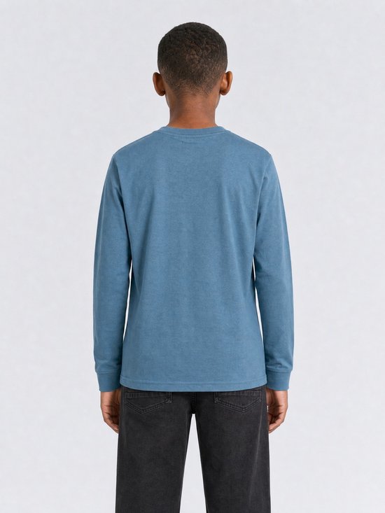 Jongen met lange mouwen blauw shirt, rug zichtbaar.