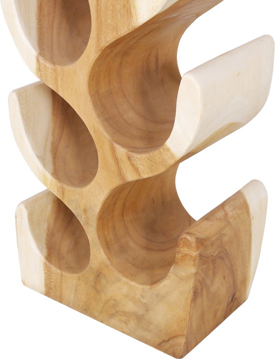 Detail van een houten wijnrek met golvende vakken. Het hout is licht van kleur met zichtbare nerven. De ronde openingen bieden ruimte voor flessen.