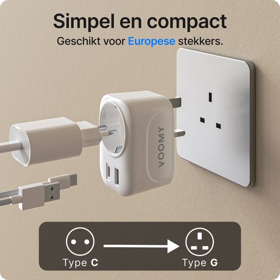 Witte Voomy reisadapter, simpele en compacte omvorming van Type C naar Type G stekker, aangesloten op een stopcontact.