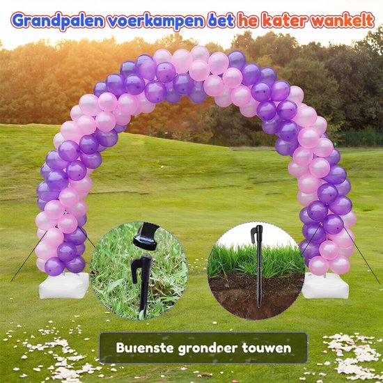 Een ballonboog van paarse en roze ballonnen op gras, met grondpennen voor bevestiging.