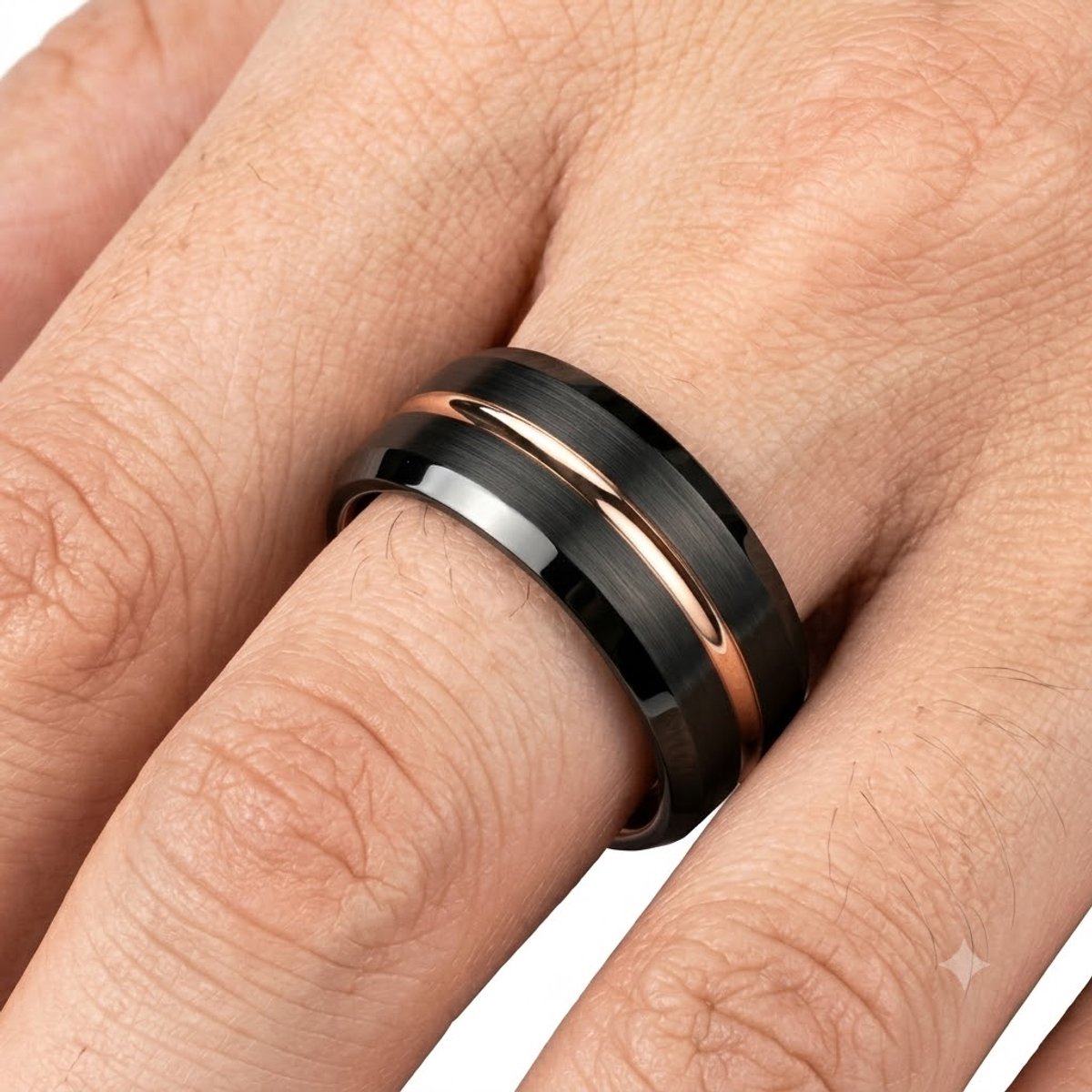 Roos goud ring heren trouwring brede bandring zwart geborsteld design met roségoudkleurige groef modern minimalistisch ontwerp maat 10