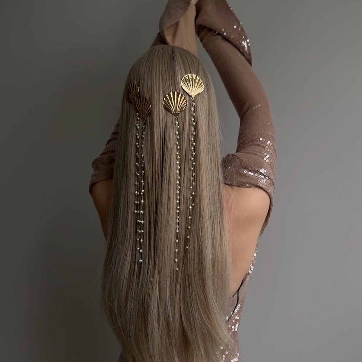 Haarclip - schelpvormige parelkwast goudkleurig 4 stuks trendy origineel haaraccessoire voor portretten dag en feestelijk gebruik