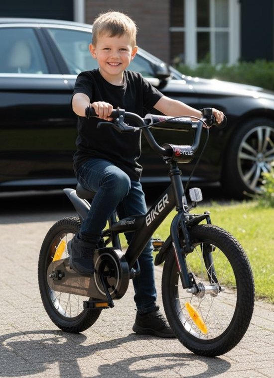 Jongetje lacht en zit op een zwarte 16 inch 'Biker' kinderfiets met reflectoren.
