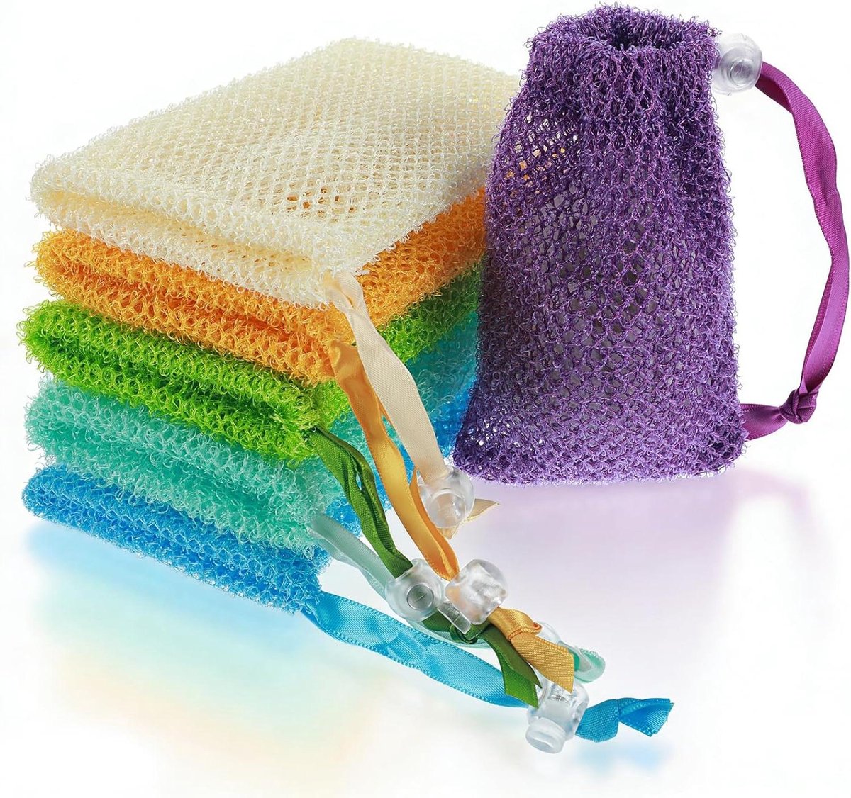 Zeepzakjes set van 6 - Natuurlijk sisal - Zachte peeling - Rijk schuim - Afmetingen 14 × 9 cm - Kleuren: eigeel/crèmewit/geelgroen/turquoise/hemelsblauw/paarse. - Zeepnet