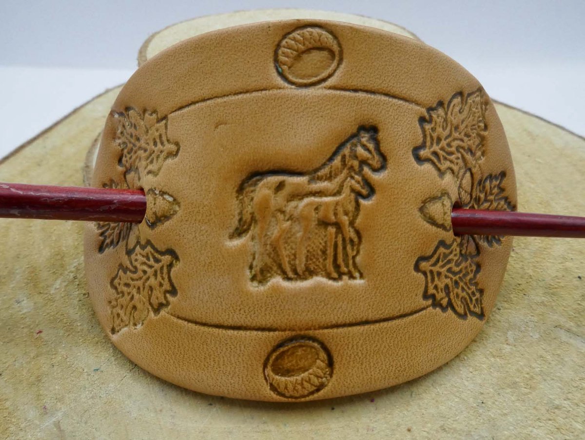 Leren beige haarspeld van paard met veulen met herfstbladeren, eikels + houten haarstok - lederen paarden haarspeld - paarden liefhebbers haarspeld - leuke paard in galop haarspeld voor lang of korte haar - handgemaakte haarspeld