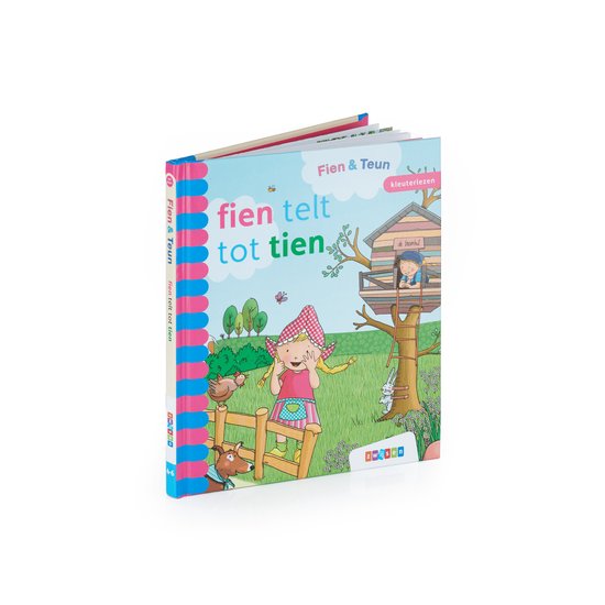 Kinderboek 'fien telt tot tien' met Fien die bij een hek staat, met een kuiken en een konijn.