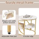 Salontafel met marmerpatroon en gouden frame, met twee niveaus en ronde randen.