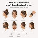 Demonstratie van acht manieren om hoofdbanden te dragen: als boho-stijl, klassieke haarband, paardenstaart, polsband, mondkapje, oorwarmer, make-up look en neksjaal.