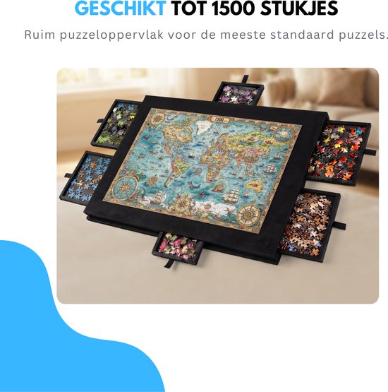 Wereldkaartpuzzel van 1500 stukjes op een zwart puzzelbord met zes lades gevuld met puzzelstukjes.