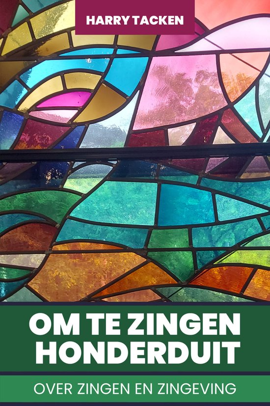 Een kleurrijk glas-in-loodraam met de tekst 'Harry Tacken Om te zingen honderduit Over zingen en zingeving'.