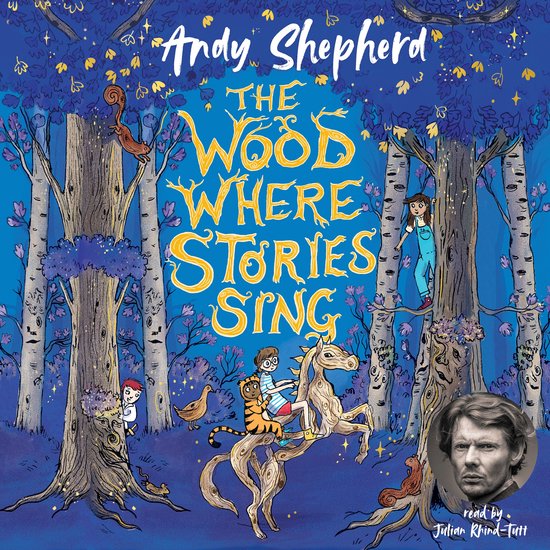 Boekcover 'The Wood Where Stories Sing' met een blauwe bosachtergrond, bomen, bosdieren en kinderen. "Andy Shepherd THE WOOD WHERE STORIES SING read by Julian Rhind-Tutt"