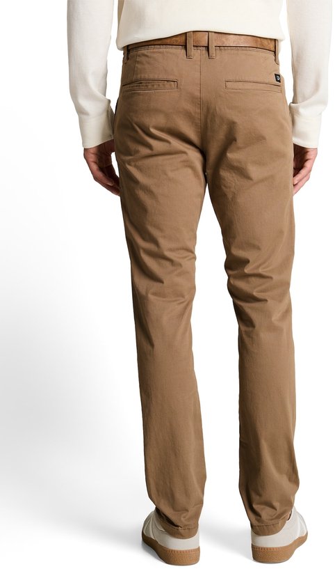 Achterkant van een bruine chino broek met riem.