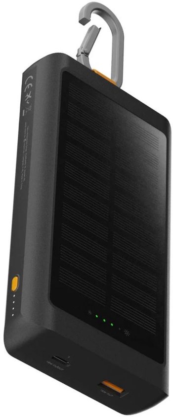 Zwarte Xtorm powerbank met zonnepaneel, 2 USB-poorten, oranje haak en indicatorlampjes.