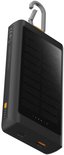 Zwarte Xtorm powerbank met zonnepaneel, 2 USB-poorten, oranje haak en indicatorlampjes.