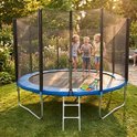 Drie lachende kinderen springen op een blauwe ronde trampoline met veiligheidsnet in een zonnige tuin.