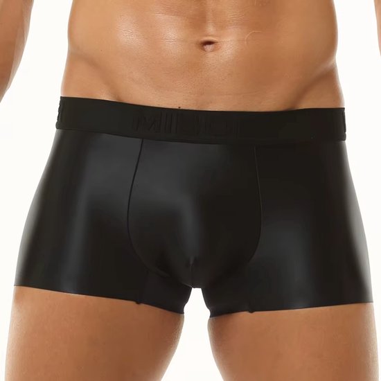 Zwarte satijnen boxershort met een zwarte band met logo, gedragen door een man.