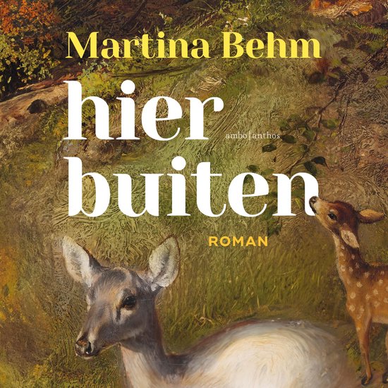 Boek "Hier buiten" van Martina Behm. Een roman met een schilderij van een hert en een reekalf in een bosrijke omgeving.