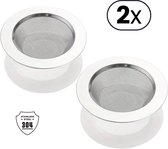 Twee zilverkleurige roestvrijstalen gootsteenkorfjes met fijne gaasstructuur en brede rand. Tekst: "STAINLESS STEEL 304" en "2x".
