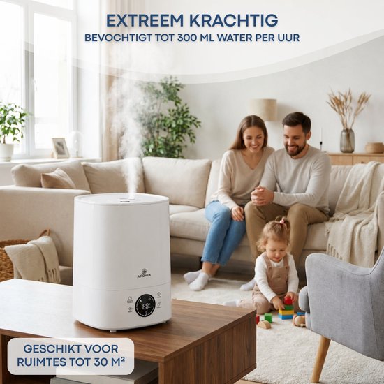 Een gezin in een woonkamer, met een witte Aironex luchtbevochtiger op de salontafel.