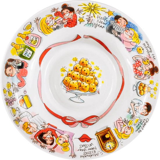 Bovenaanzicht van serveerschaal met Nieuwjaarsthema, feestende mensen, snacks, klok en teksten zoals 'Hello New Year'.