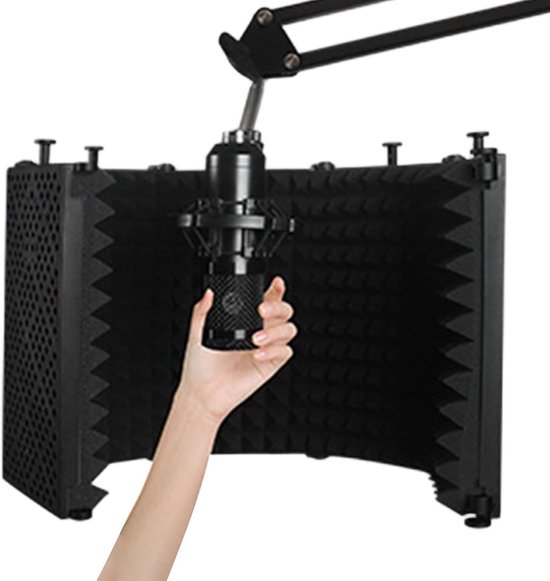 Zwart microfoon-isolatieschild met schuimvulling en verstelbare arm, vastgehouden door een hand.