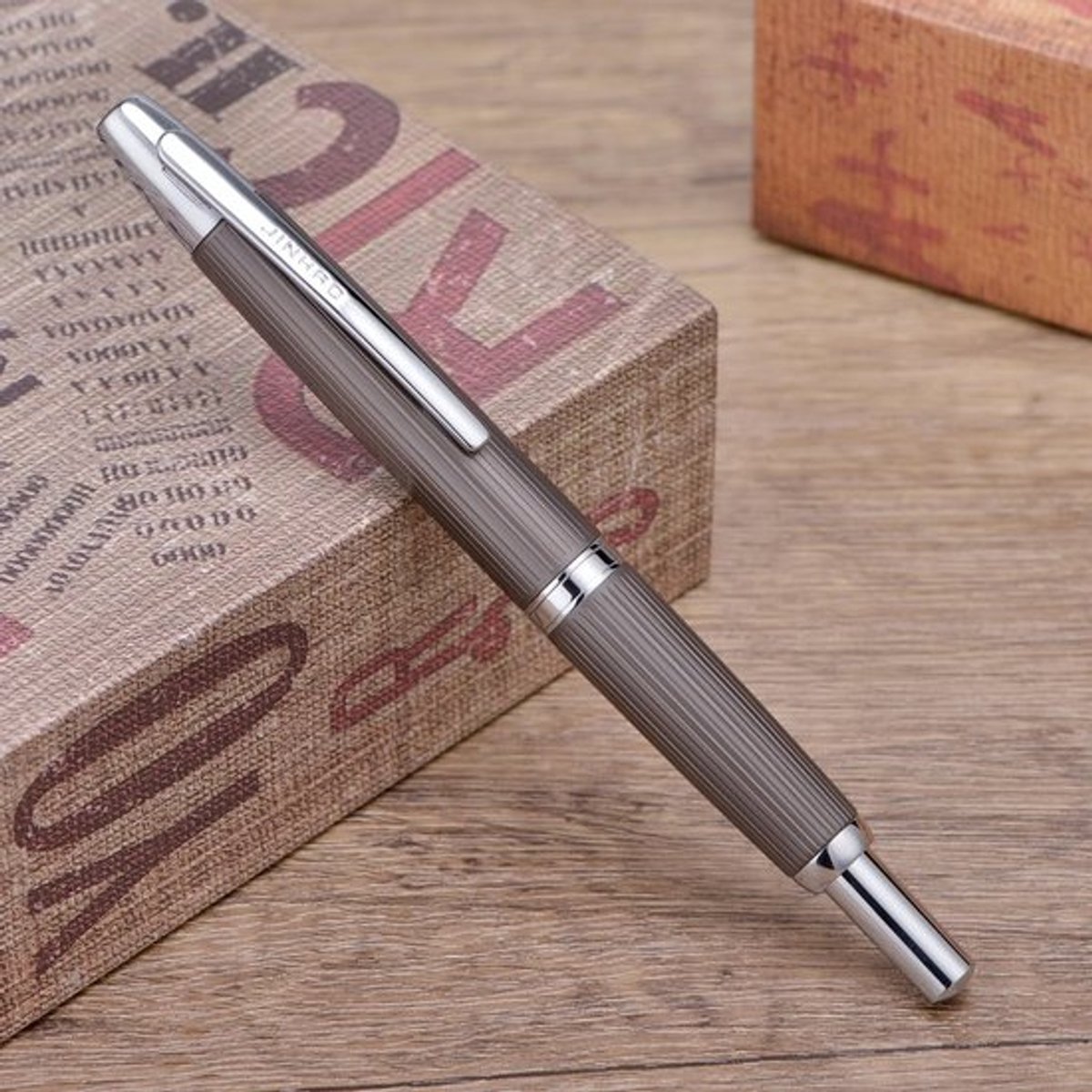 Jinhao 10 Serie Druk vulpen, versie met zilveren clip, met een fijne penpunt intrekbaar door middel van een drukknop, set inclusief inkt converter en metalen pennendoosje, geborsteld mat grijs