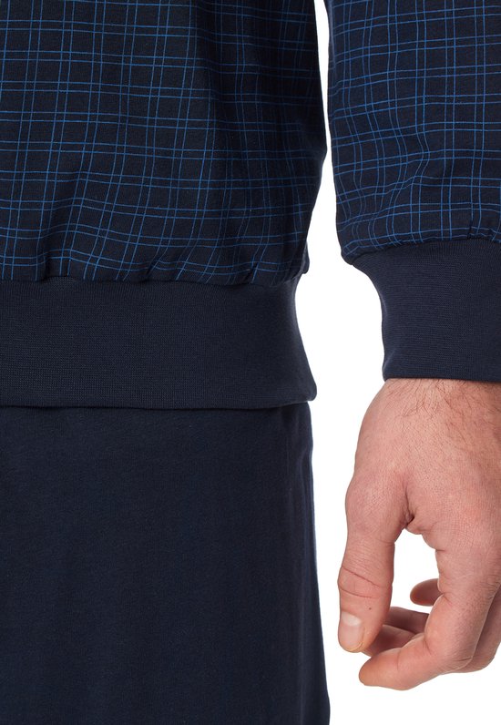 Detail van de pyjamaset: elastische band taille en manchetten van donkerblauwe pyjama met ruitpatroon.