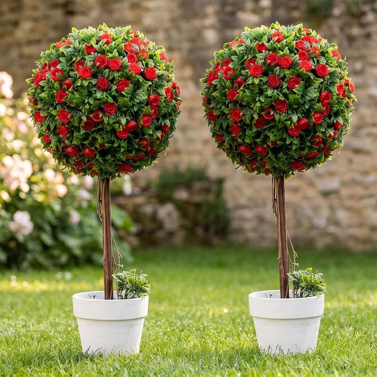 Set van 2 kunstplanten in de vorm van topiary-bollen met bloemen - Rood - Realistische topiary-bol - Witte plantenpot - Realistische kunststruiken