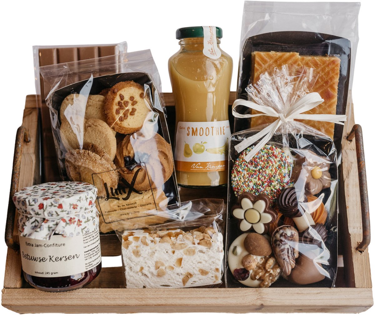 Chocolade, koekjes en smoothie pakket op houten tray middel
