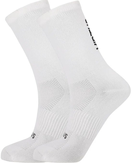 Paar witte Virtus Larsen sportsokken met zwart logo op de schacht en voet.