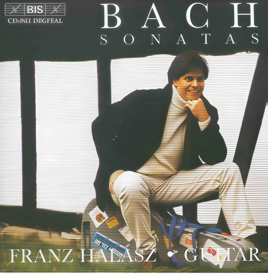 Franz Halász zittend, met de hand op de kin, in witte coltrui, zwarte jas, lichte broek. "BACH SONATAS FRANZ HALASZ GUITAR"