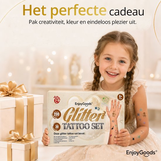 Lachend meisje met gevlochten haar houdt de EnjoyGoods glitter tattoo set vast, omringd door cadeautjes. Op haar arm zitten paarse, groene en blauwe glittertatoeages.