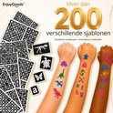 Kinderarmen met paarse, groene en blauwe glittertatoeages in de vorm van een dinosaurus, schildpad, vlinder en regenboog. Veel sjablonen met letters, cijfers en afbeeldingen.