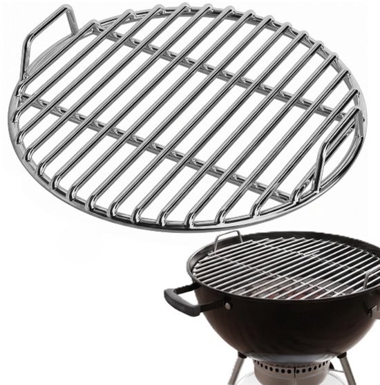 Zilverkleurig rond grillrooster met twee handvatten, boven een zwarte barbecue.