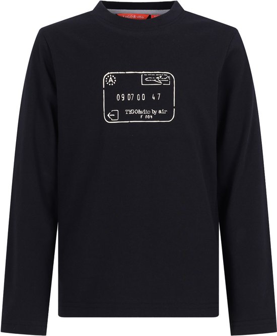 Zwarte longsleeve met print van een label met tekst '09 07 00 47 TYGO&vito by Sir. F 608' en een pijl.