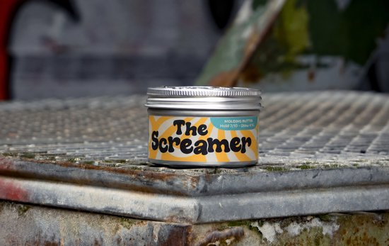 Zilveren blikje met gele en witte gestreepte label 'The Screamer' op een metalen rooster.